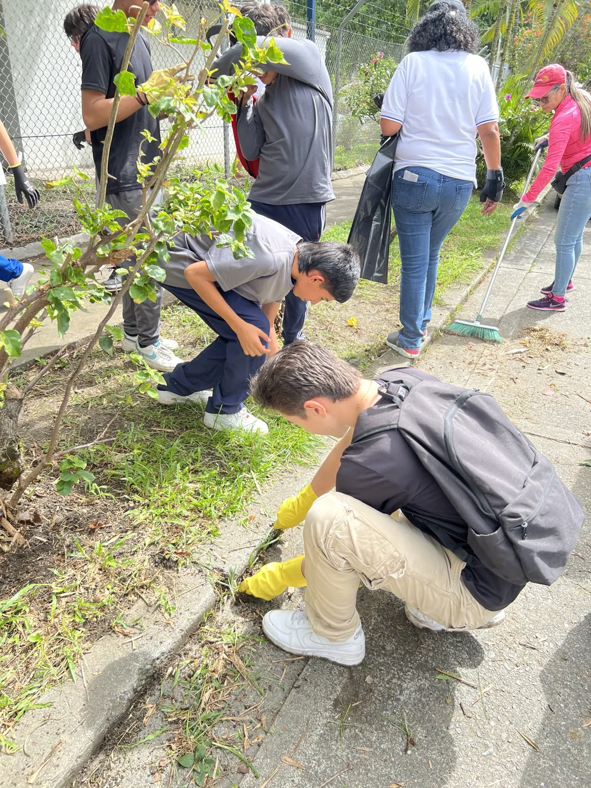 Santiago Cruz participando en una jornada de limpieza con jóvenes